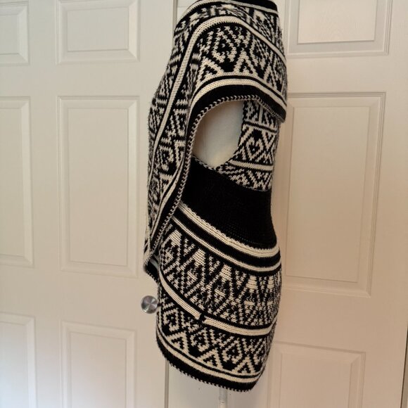 Questions Black & White Patterned Waterfall Sleeveless Cardigan Vest - Picture 8 of 10